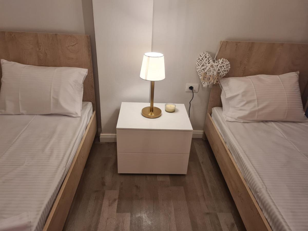 Old Beach Apartment Vlora Bagian luar foto