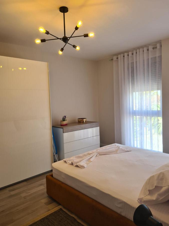 Old Beach Apartment Vlora Bagian luar foto