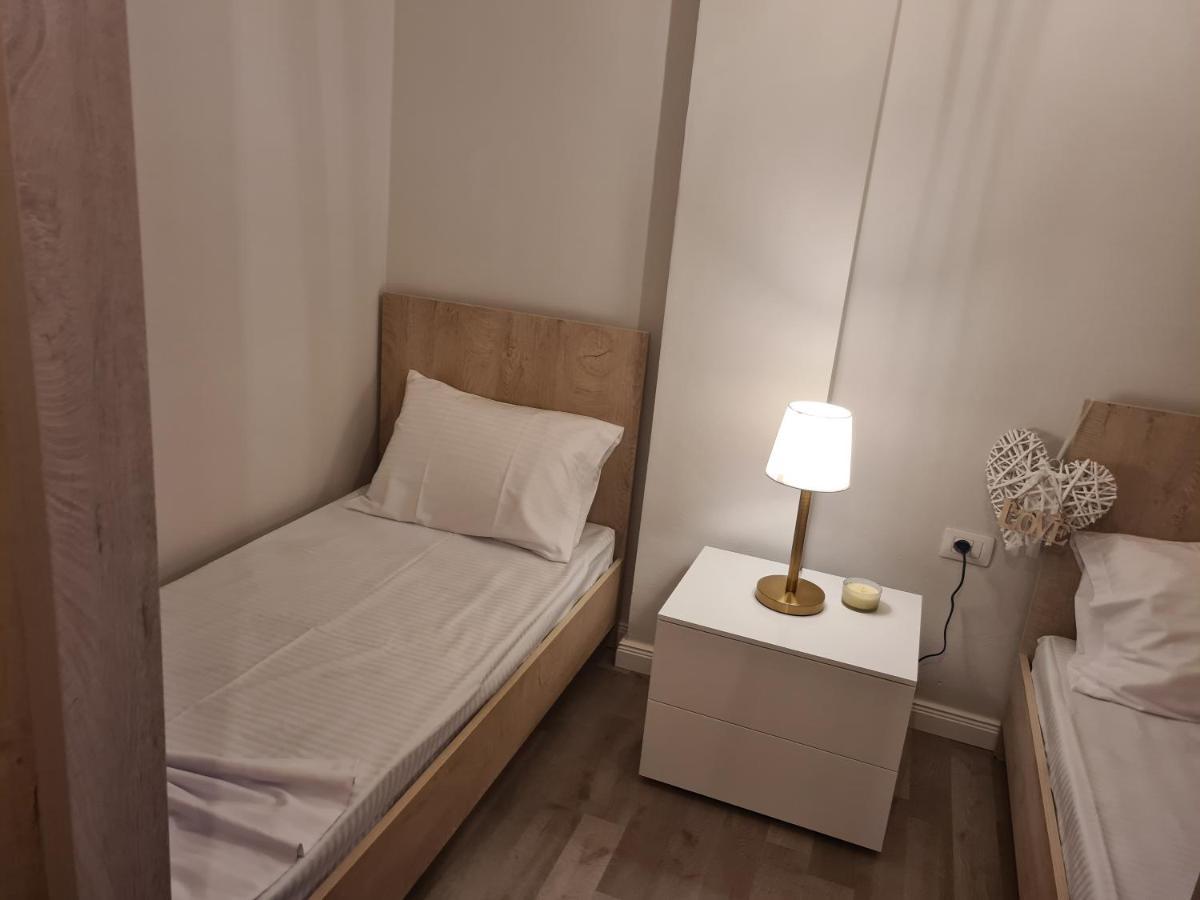 Old Beach Apartment Vlora Bagian luar foto
