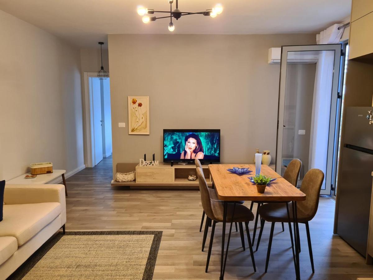 Old Beach Apartment Vlora Bagian luar foto
